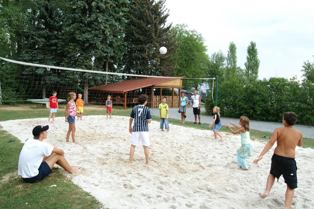 Camping Oase Praha Hotel Zlatníky Exterior foto