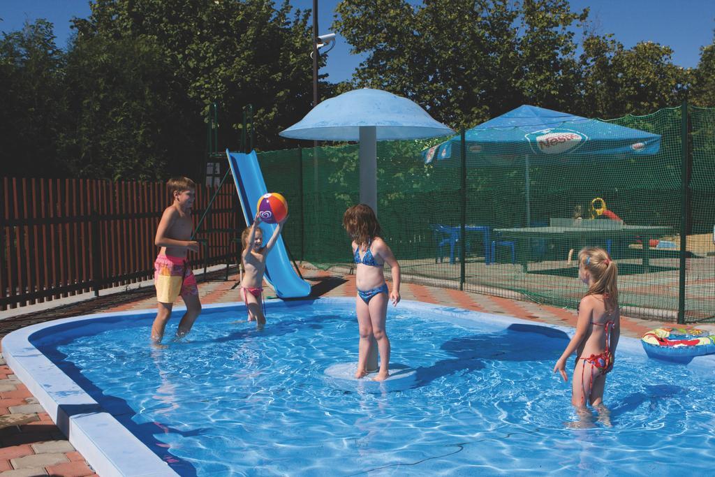 Camping Oase Praha Hotel Zlatníky Exterior foto